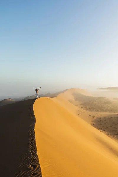 Woman Walking Top Huge Sand Dune Morocco Sahara Desert Beautiful — Stock Photo, Image