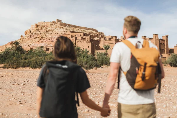 Coppia Viaggiatori Backpacker Sullo Sfondo Ait Ben Haddou Ksar Ouarzazate — Foto Stock
