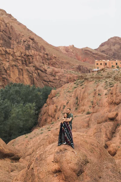 モロッコのトドラ峡谷の風景を背景に愛のカップル 風化によって形成された赤い色の山 アフリカへの旅行 — ストック写真