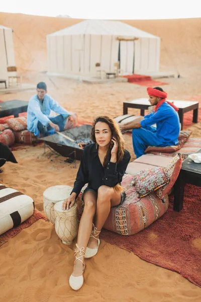 Merzouga Morocco September 2019 Beautiful Stylish Brunette Woman Sitting Local — Stock Photo, Image