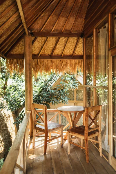 Holzterrasse Mit Strohdach Balinesischen Stil Zwei Stühle Und Tisch Auf — Stockfoto