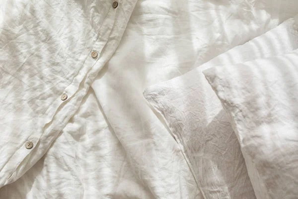 Trendy Organik Linen Pakaian Tidur Alami Dengan Kancing Kayu Closeup — Stok Foto