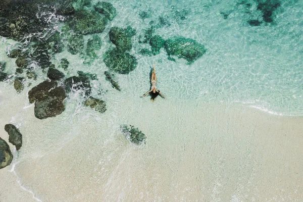 Hermosa Mujer Delgada Acostada Superficie Agua Clara Cerca Playa Arena — Foto de Stock