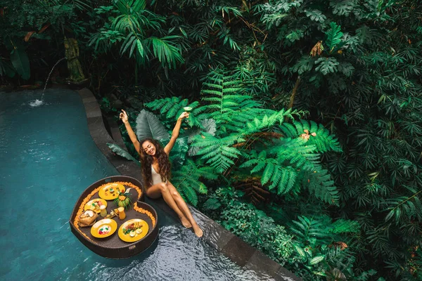 Happy Girl Relaks Jedzenie Pływające Śniadanie Basenie Dżungli Luksusowej Willi — Zdjęcie stockowe