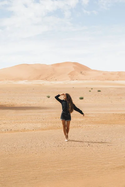 水平線に砂丘がある美しい砂漠を歩く女性 モロッコ サハラ メルツーガを旅行します 自由と旅行の概念 — ストック写真