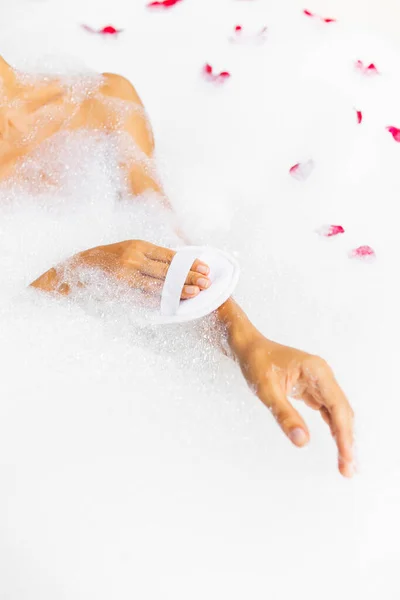 Kadın Banyo Küvetinde Köpükle Ellerini Yıkıyor Doğal Jüt Süngeri Kullanıyor — Stok fotoğraf