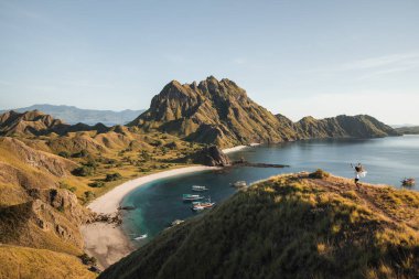 Endonezya 'daki Komodo Ulusal Parkı' nın muhteşem manzaralı kadını. Asya 'da tropikal tatilin tadını çıkarıyorum. Yaşam tarzı seyahat konsepti. Arkadan görüntüle.