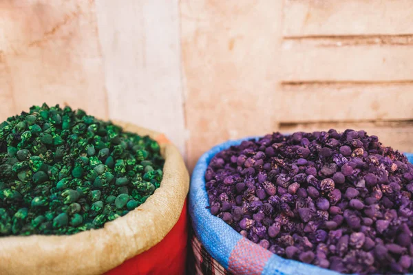 Alla Frutta Naturale Essiccato Variopinto Diverso Sacchetti Blu Rossi Sul — Foto Stock