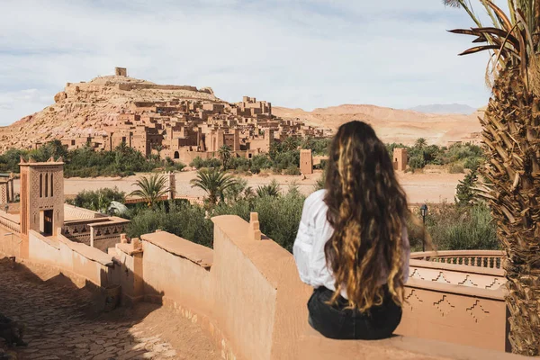 Mujer Sentada Valla Con Vista Famoso Ksar Marroquí Ait Ben — Foto de Stock