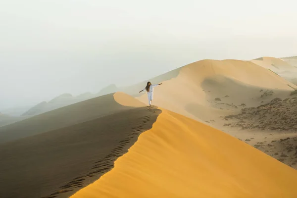 Mujer Caminando Sobre Una Enorme Duna Arena Desierto Del Sahara —  Fotos de Stock