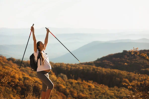 Gravid Kvinna Nordisk Vandring Med Trekking Pinnar Kullen Med Vacker — Stockfoto