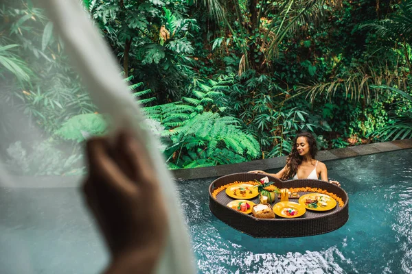 Chica Relajante Comer Desayuno Flotante Piscina Selva Villa Lujo Bali —  Fotos de Stock