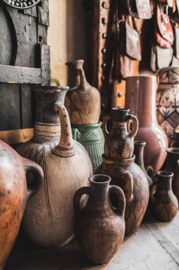 Yerel Arap pazarında bir sürü el yapımı kil sürahi ve vazo var. Medina Marakeş 'te bir yer..