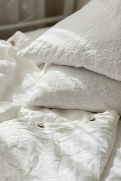 White Linen Textile Bedclothes Pile Pillows Cozy Bedroom Interior Beautiful — Stock Photo, Image