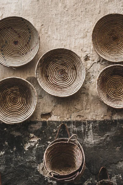马拉喀什市 手工制作的柳条筐挂在纹理墙上 传统的摩羯座制造 大集市 — 图库照片