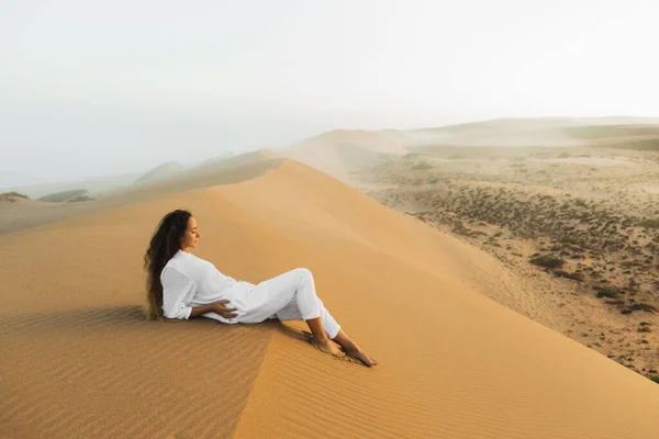 Mulher Morena Bonita Roupas Brancas Relaxando Topo Duna Areia Deserto — Fotografia de Stock