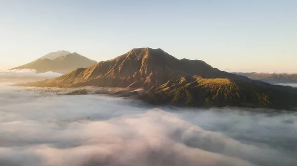 Вид Воздуха Вулкан Батур Бали Прекрасный Восход Низкие Облака Панорамный — стоковое фото