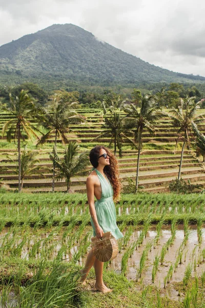 Кудрявая Брюнетка Зеленом Шелковом Летнем Платье Гуляет Балийским Рисовым Террасам — стоковое фото