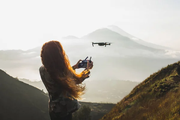 Frau Nutzt Drohne Für Videoaufnahmen Den Bergen Fliegen Mit Funkfernbedienung — Stockfoto