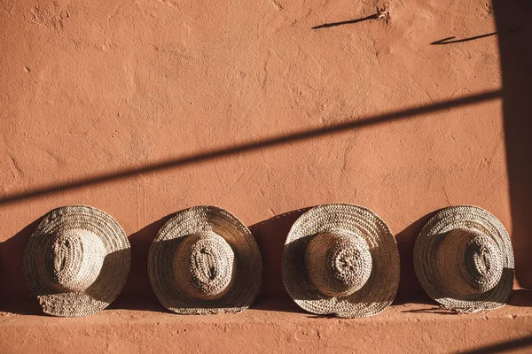 Rieten Strohoeden Achtergrond Van Terracotta Kleur Muur Marokko Zonlicht Schaduwen — Stockfoto