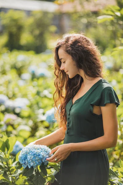 Mulher Bonita Nova Vestido Verde Que Aprecia Flores Hydrangeas Azuis — Fotografia de Stock