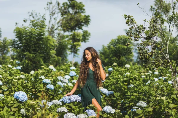 Gadis Cantik Bergaun Hijau Menikmati Bunga Hidrangea Biru Yang Mekar — Stok Foto