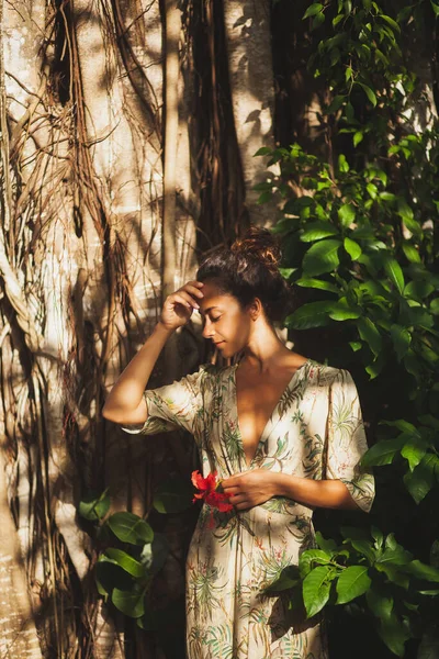 Портрет Красивой Азиатки Зеленом Платье Тропическом Саду Закат Света Огромное — стоковое фото
