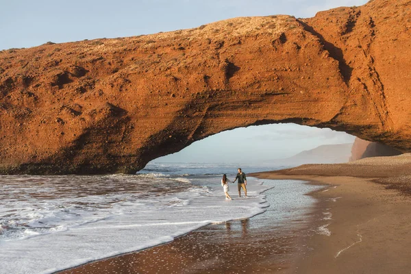 Verliebtes Paar Spaziert Unter Einem Riesigen Bogen Strand Von Legzira — Stockfoto