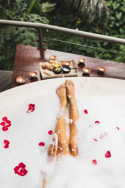 Mujer Lavando Las Piernas Bañera Con Burbujas Espuma Uso Esponja —  Fotos de Stock