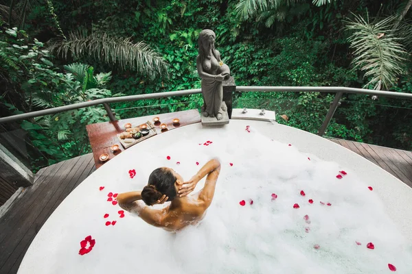 Woman Relaxing Bath Tub Full Foam Outdoors Jungle View View — Stock Photo, Image