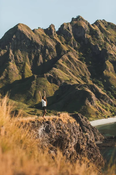 Mulher Com Vista Incrível Ilha Padar Parque Nacional Komodo Indonésia — Fotografia de Stock