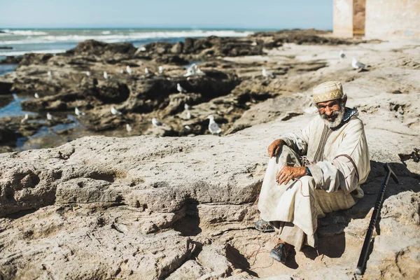 Эссауира Морокко Сентября 2019 Старый Арабский Рыбак Традиционной Белой Накидке Лицензионные Стоковые Изображения