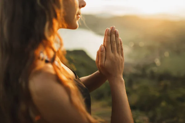 Женщина Молится Одна Рассвете Природа Духовная Эмоциональная Концепция Чувствительность Природе Стоковое Изображение