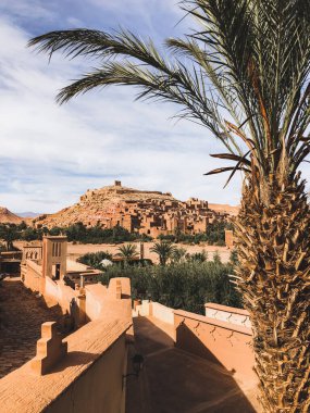 Ouarzazate 'deki Ait Ben Haddou Çarı' nın görüntüsü. Fas 'a hoş geldiniz. Popüler turizm merkezi ve eski geleneksel Arap mimarisi.