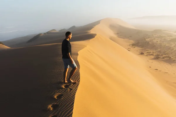 Man Enjoying Sunrise Top Huge Sand Dune Beautiful Warm Sun — Stock Photo, Image