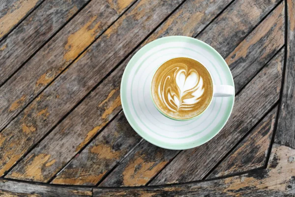 Egy Csésze Friss Tejszínes Cappuccino Tejszínhabbal Fából Készült Asztal Háttere — Stock Fotó