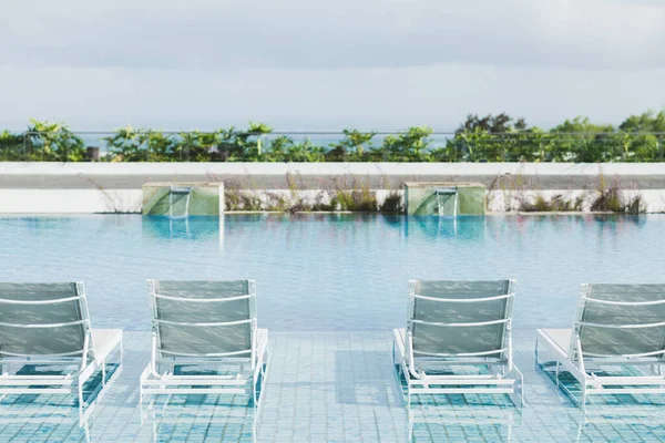 Sdraiati Metallo Bianco Sul Lato Piscina Spiaggia Contemporanea Mobili Esterno — Foto Stock