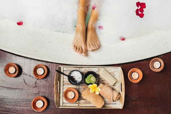 Woman Legs Bath Tub Foam Bubbles Candles Romantic Spa Set — Stock Photo, Image