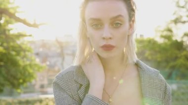 sokakta yürürken trendy sarışın kadın