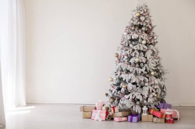 Yeni yıl beyaz sahne ile Noel ağacı sunar