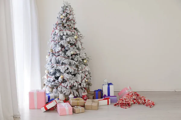 Zasněžený vánoční stromeček s dárky na nový rok — Stock fotografie