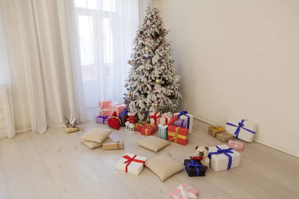 Árbol de Navidad nevado con regalos para el nuevo año — Foto de Stock