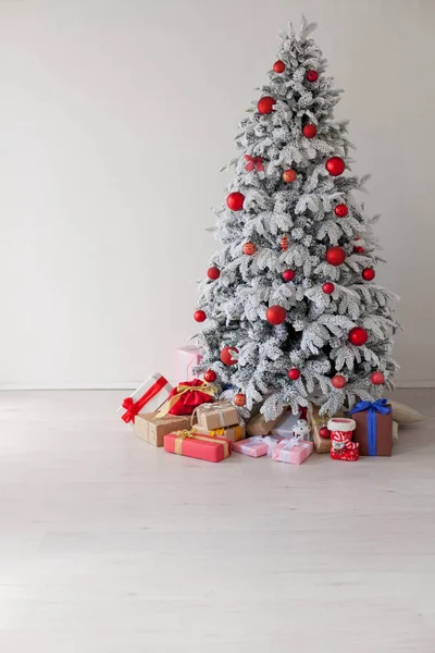 Boże Narodzenie domowy wnętrze z White Christmas tree — Zdjęcie stockowe