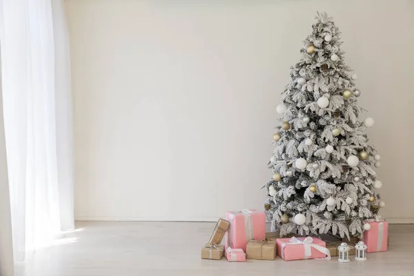 Interior da casa de Natal com árvore de Natal branco — Fotografia de Stock