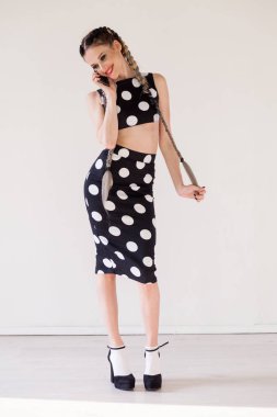 Kız örgü ile bir kız arkadaşımla telefonda konuşuyor