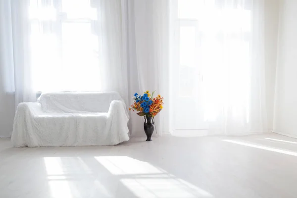 Домашній декор біла кімната з диваном і квітами у вазі — стокове фото