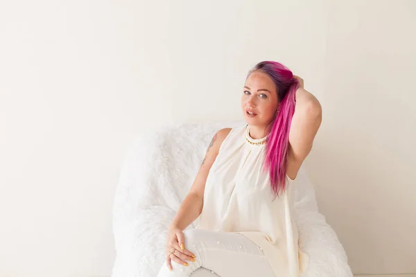 Портрет красивой девушки с розовыми волосами на белом фоне 1 — стоковое фото