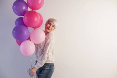 sarışın kadın güzel hediyeler ve balon 1 getirdi