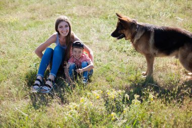 Anne ve oğlu köpek çoban köpeği eğitimi ile oynamak