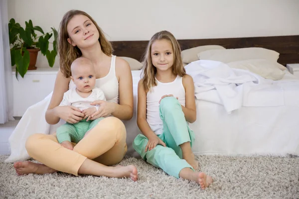 Tres hermanas por la mañana en un dormitorio de padres — Foto de Stock